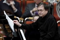 Französische Pianist Pierre-Laurent Aimard gastiert in Begleitung der Deutsche Kammerphilharmonie Bremen unter der Leitung des deutschen Dirigenten Matthias Pintscher in der Philharmonie Köln (© Thomas Brill)